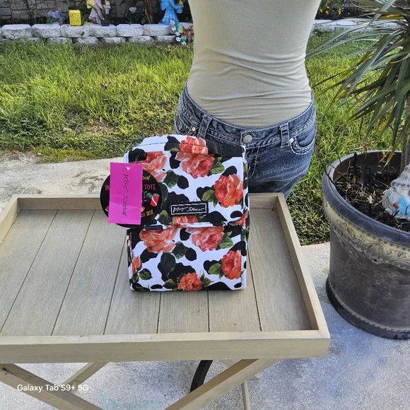 NWT BETSEY JOHNSON INSULATED FLORAL LUNCH TOTE - Picture 2 of 4